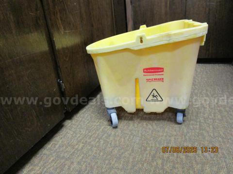 (1) RUBERMAID COMMERCIAL PRODUCTS WAVE BRAKE ON WHEELS