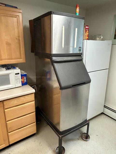 Manitowoc QD0322A Commercial Ice Maker with Storage Bin