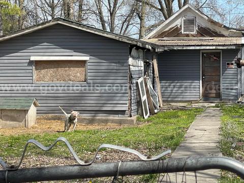 Affordable Investment Opportunity! 215 S Walnut St., Du Quoin, IL 62832 β Only $4,350!