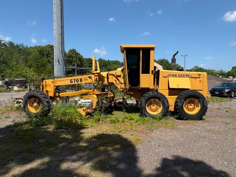 John Deere 670B Grader