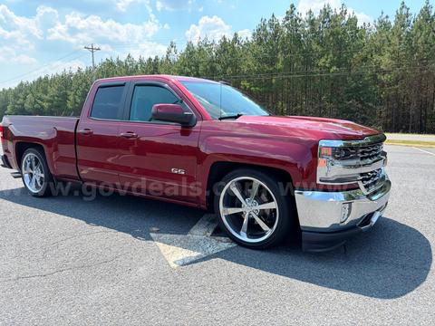 2017 Chevrolet Silverado 1500 Pickup β Only 32,000 Original Miles β Salvage Title β Professionally Repaired