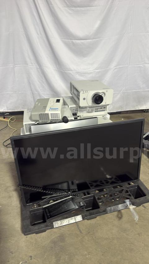 9pcs Panasonic PT-DW530 and PT-DZ570 Projectors  4,000 Lumens, WUXGA/WXGA Resolution