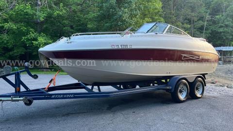 1998 Stingray 220 DS - Runs and Drives Great MerCruiser 240HP - Freshwater Boat