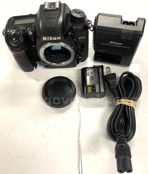 FREE SHIPPING - Nikon D7500 20.9MP Digital SLR Black Camera Body only WORKS