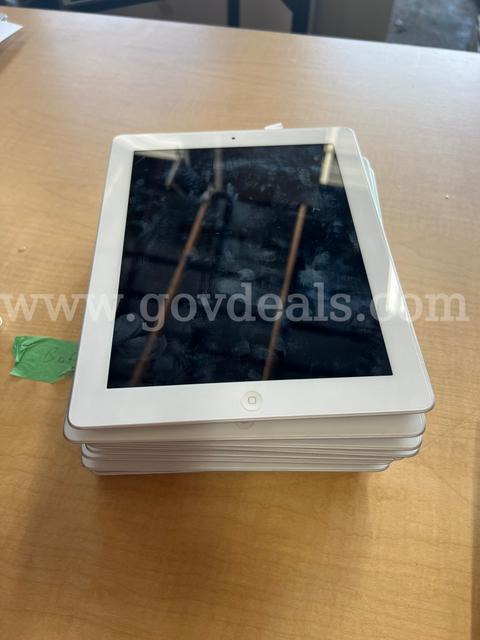 Lot of 10 white I-pad 2 Model A1395, 30 pin, no chargers