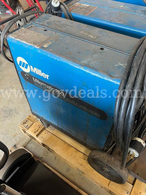 Miller Millermatic 250 CV DC Welding Power Source/Wire Feeder