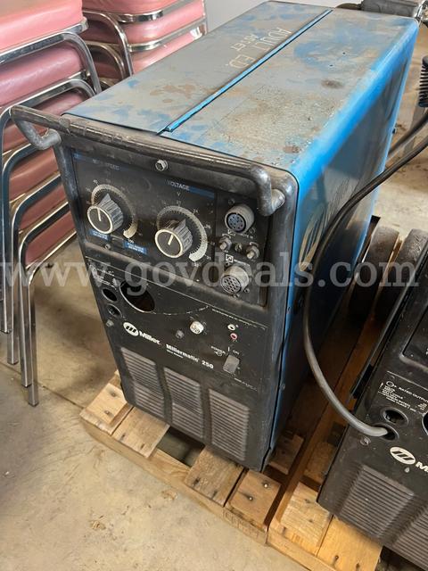 Miller Millermatic 250 CV DC Welding Power Source/Wire Feeder
