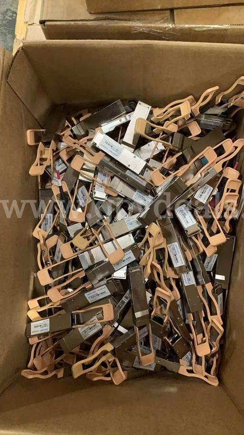 Lot of 500 Finisar, Broadcom, WTD 100G QSFP28 Optical Transceivers –  Networking Switches Modules