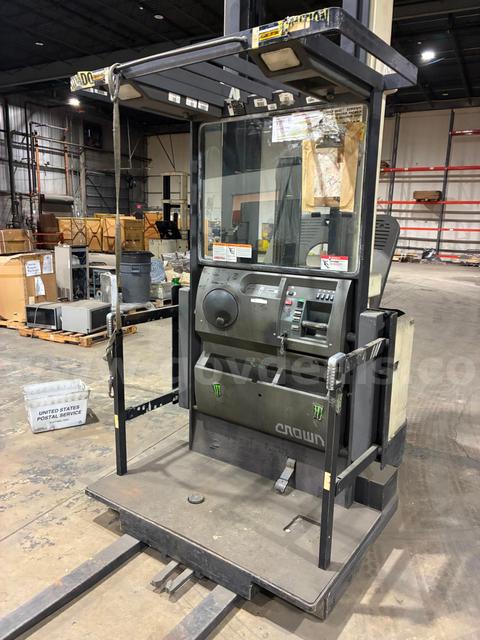 CROWN STAND-UP FORKLIFT