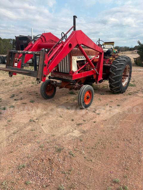 International Farmall 806 Diesel and Loader