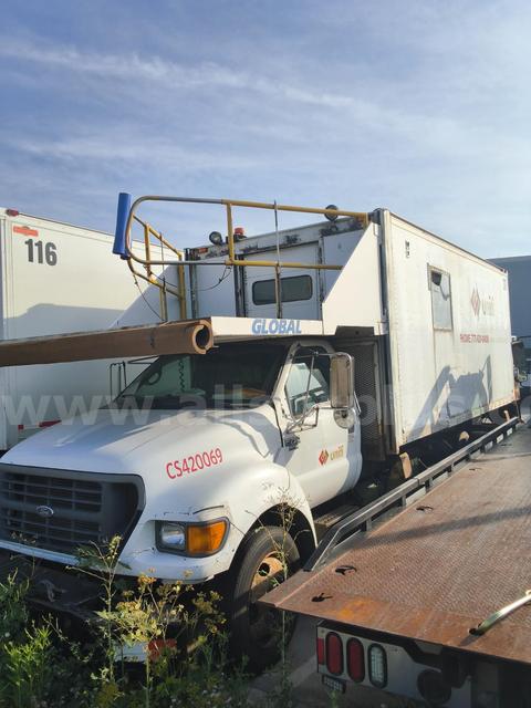 2000 Global BC-18-228 Cabin Service Lift Truck