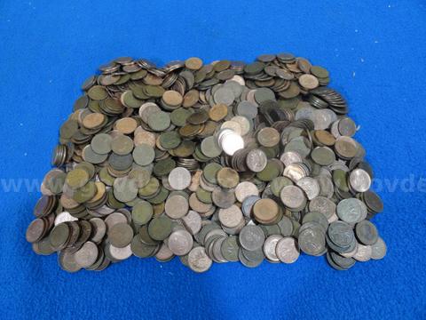 Lot of ~800 Canadian Pennies (2,400 gm)