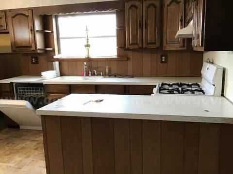 LOT of Kitchen Cabinets + 1 Kitchen Sink + Vanity + Tub
