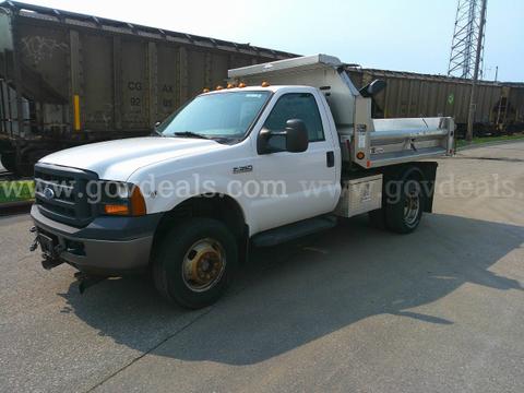 2006 Ford F-350 SD XL 4WD DUAL REAR WHEELS, STAINLESS STEEL DUMP BOX, AND 9 FOO