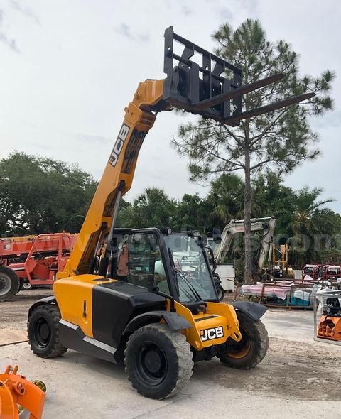 JCB 525-60 HI VIZ LOAD ALL TELESCOPIC TELEHANDLER MODEL 525-60T4; DIESEL POWERED: FULL SIZE CAB; APPROX MAX LIFT CAPACI