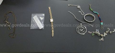 BATCH OF USED COSTUME JEWELRY: (1) WATCH; (1) NECKLACE; (5) BRACELETS