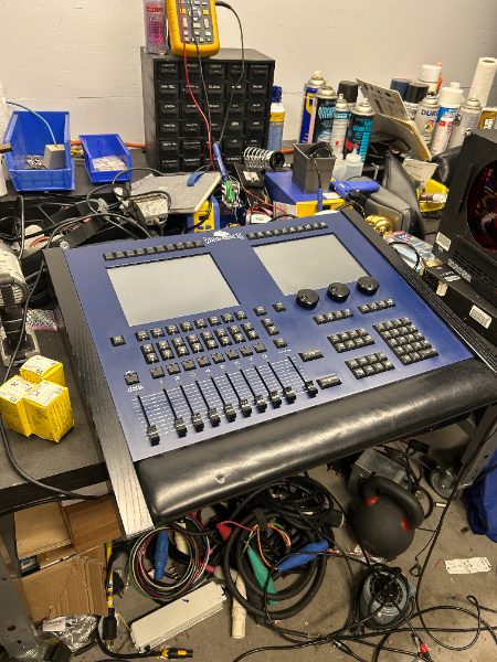 (1) LOT OF VARIOUS THEATRE EQUIPMENT - photo 1