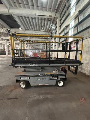 SCISSOR LIFT 23 FT