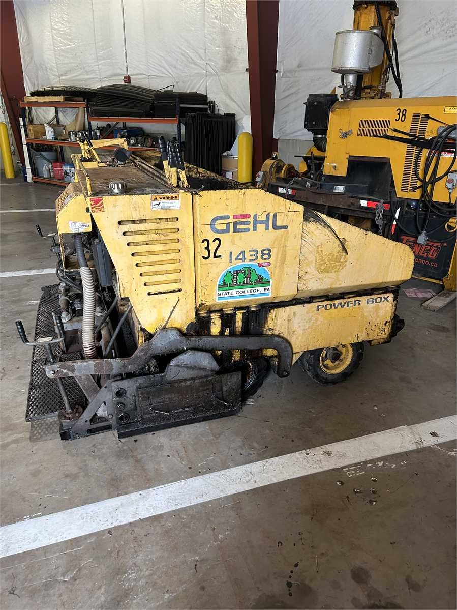 2001 Gehl 1438 Paver - photo 1