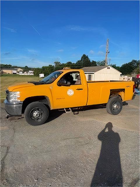 2011 Chevrolet Silverado 2500 4x4 Pickup Truck with Snowplow