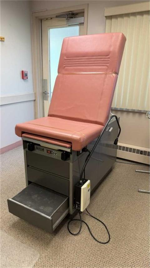 Ritter 104 Exam Table with light